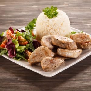 Broiled pork nuggets, white rice and vegetables