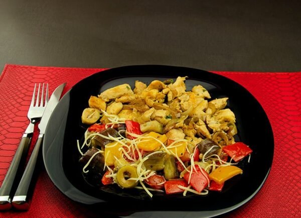 ISCAS DE FRANGO AO MOLHO ORIENTAL + BERINJELA CARBONARA COM QUEIJO