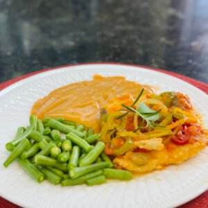 CAÇÃO A ESPANHOLA + PURÊ DE BANANA DA TERRA + VAGEM ALHO E ÓLEO