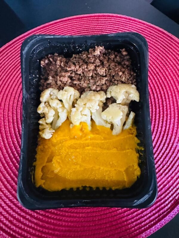 CARNE MOÍDA + PURÊ DE CABOTIÁ + COUVE-FLOR