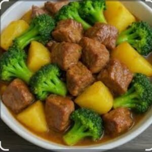 CUBOS DE CARNE + MANDIOCA COZIDA + BRÓCOLIS