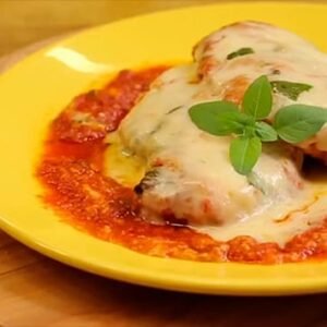 FILÉ DE FRANGO À PARMEGIANA