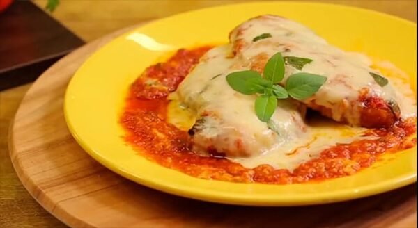 FILÉ DE FRANGO À PARMEGIANA