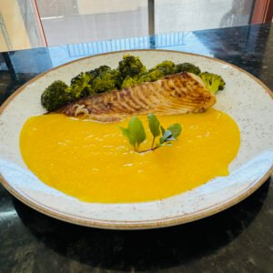 FILÉ DE TILÁPIA GRELHADA + PURÊ DE MANDIOQUINHA + BRÓCOLIS