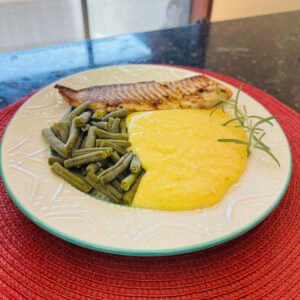 FILÉ DE TILÁPIA GRELHADA + PURÊ DE BANANA DA TERRA + VAGEM