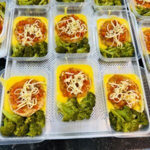 HAMBÚRGUER DE FRANGO + PURÊ DE MANDIOQUINHA + BRÓCOLIS