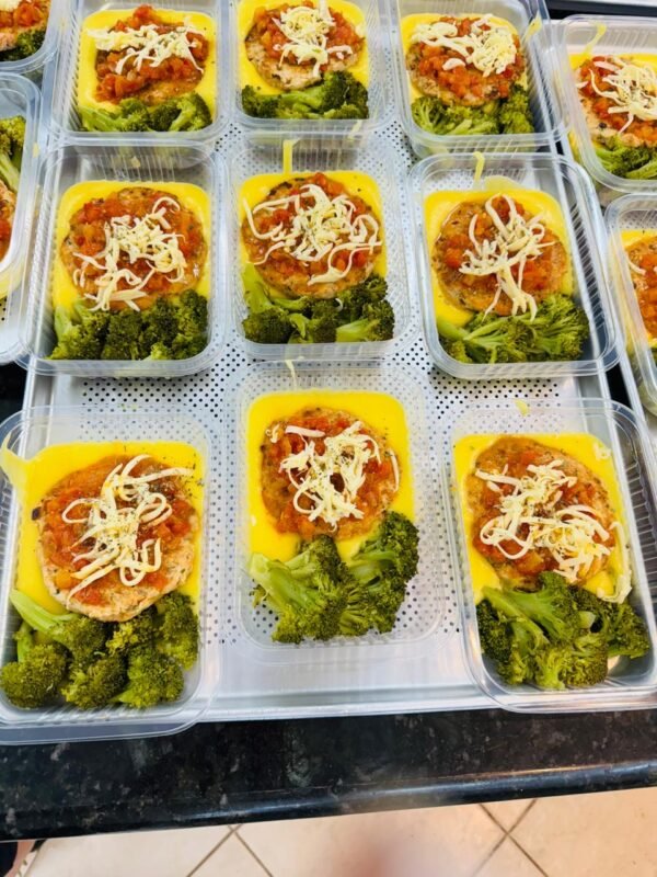 HAMBÚRGUER DE FRANGO + PURÊ DE MANDIOQUINHA + BRÓCOLIS
