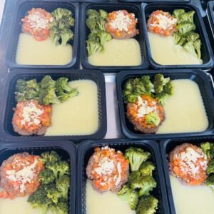 HAMBÚRGUER GOURMET DE PATINHO + PURÊ DE BATATA-DOCE + BRÓCOLIS