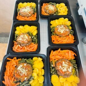 HAMBÚRGUER GOURMET DE PATINHO + VAGEM + CENOURA PALITO + MANDIOQUINHA