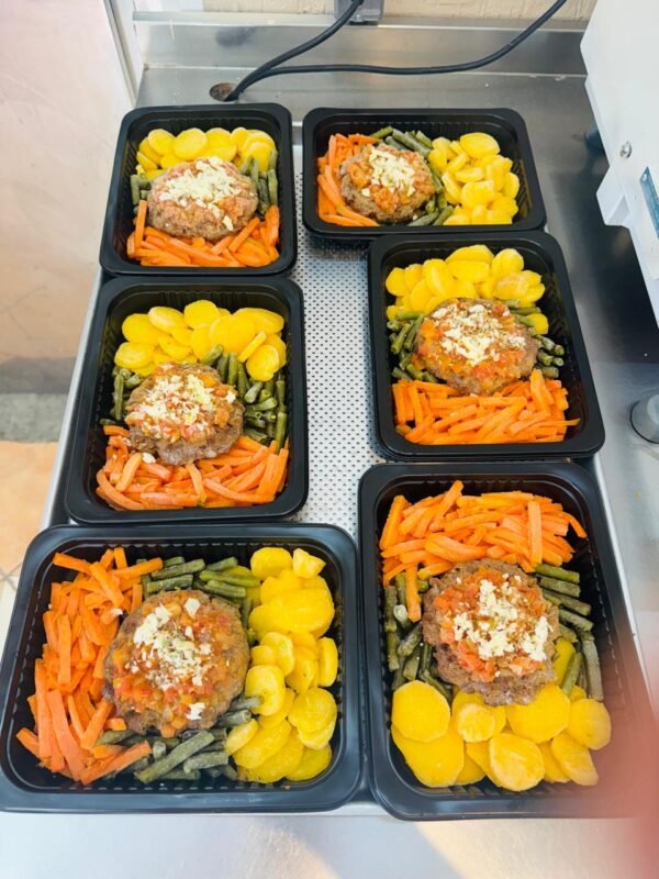 HAMBÚRGUER GOURMET DE PATINHO + VAGEM + CENOURA PALITO + MANDIOQUINHA