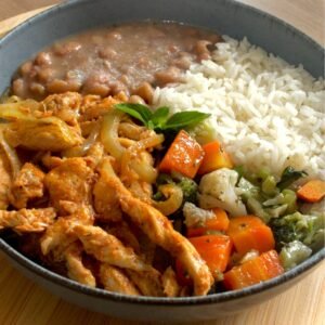 ISCAS DE FRANGO ACEBOLADO + ARROZ + FEIJÃO + MIX DE LEGUMES