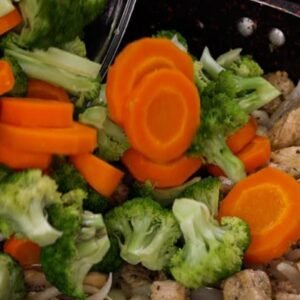 ISCAS DE FRANGO COM CEBOLA + MANDIOQUINHA + CENOURA + BRÓCOLIS