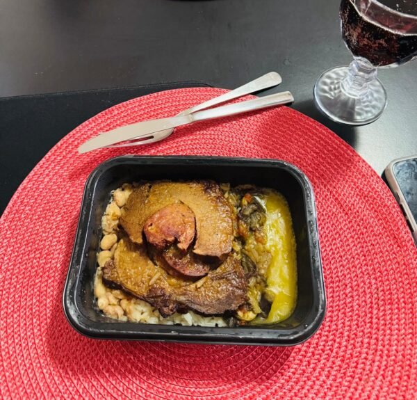 LAGARTO RECHEADO + ARROZ + FEIJÃO + BERINJELA À CARBONARA COM QUEIJO + PURÊ DE MANDIOQUINHA
