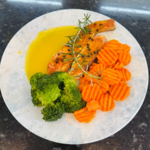 SALMÃO GRELHADO AO MOLHO DE MARACUJÁ + PURÊ DE MANDIOQUINHA + CENOURA + BRÓCOLIS