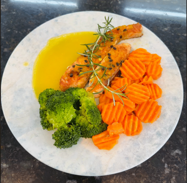 SALMÃO GRELHADO AO MOLHO DE MARACUJÁ + PURÊ DE MANDIOQUINHA + CENOURA + BRÓCOLIS
