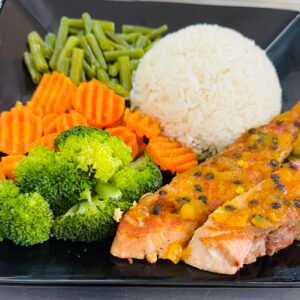 SALMÃO GRELHADO AO MOLHO DE MARACUJÁ + CENOURA + VAGEM + BRÓCOLIS