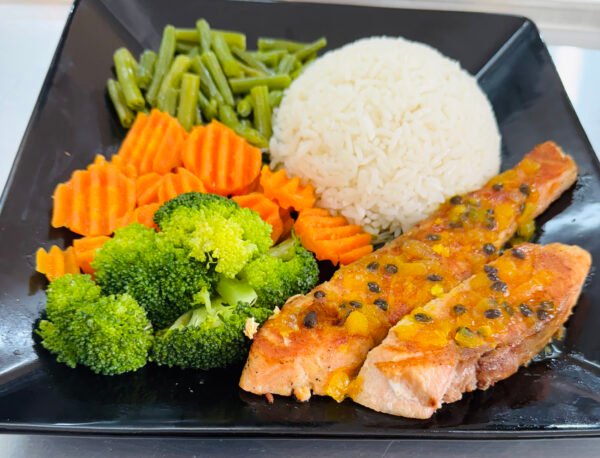 SALMÃO GRELHADO AO MOLHO DE MARACUJÁ + CENOURA + VAGEM + BRÓCOLIS