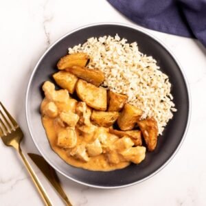 STROGONOFF DE CARNE + ARROZ + BATATA RÚSTICA + CENOURA PALITO