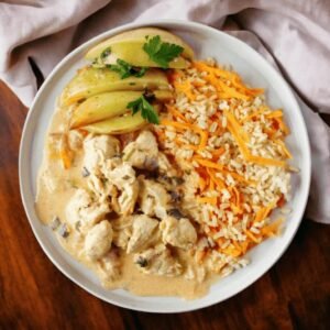 STROGONOFF DE FRANGO + ARROZ + BATATA RÚSTICA + CENOURA PALITO