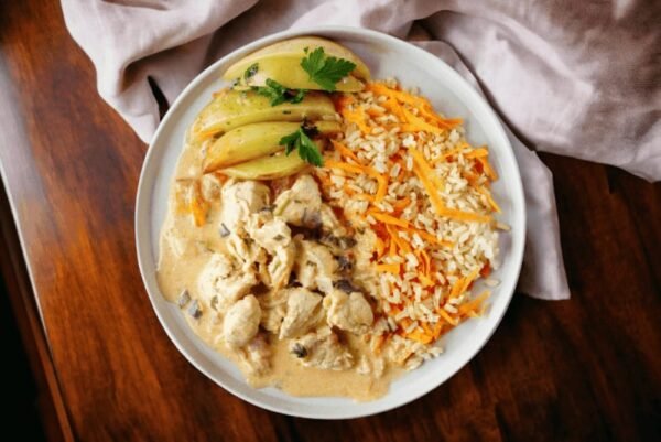 STROGONOFF DE FRANGO + ARROZ + BATATA RÚSTICA + CENOURA PALITO