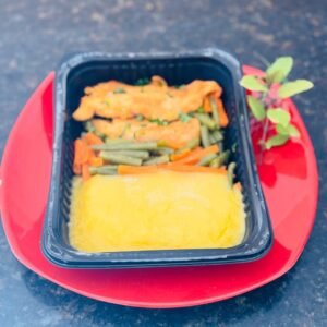 SASSAMI DE FRANGO + PURÊ DE MANDIOQUINHA + VAGEM COM CENOURA