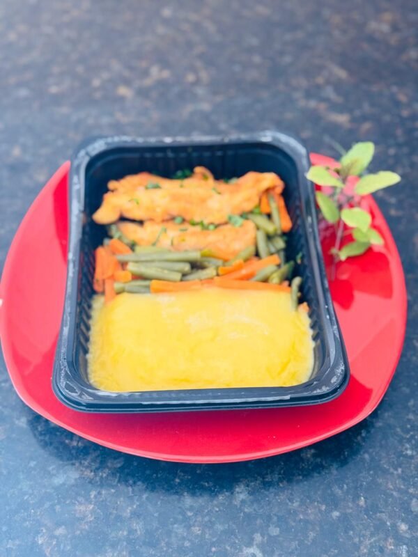 SASSAMI DE FRANGO + PURÊ DE MANDIOQUINHA + VAGEM COM CENOURA